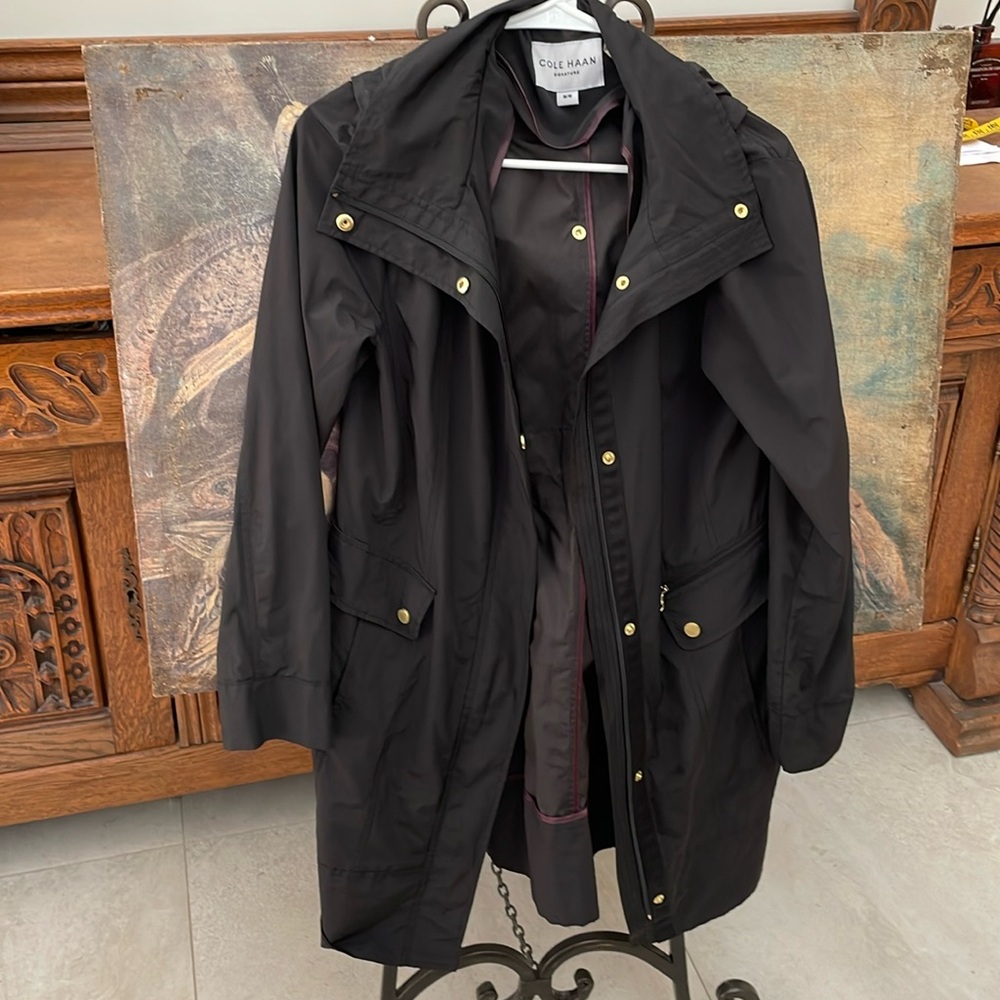 Cute cinch waist Cole Hahn Signature Trench coat- Black